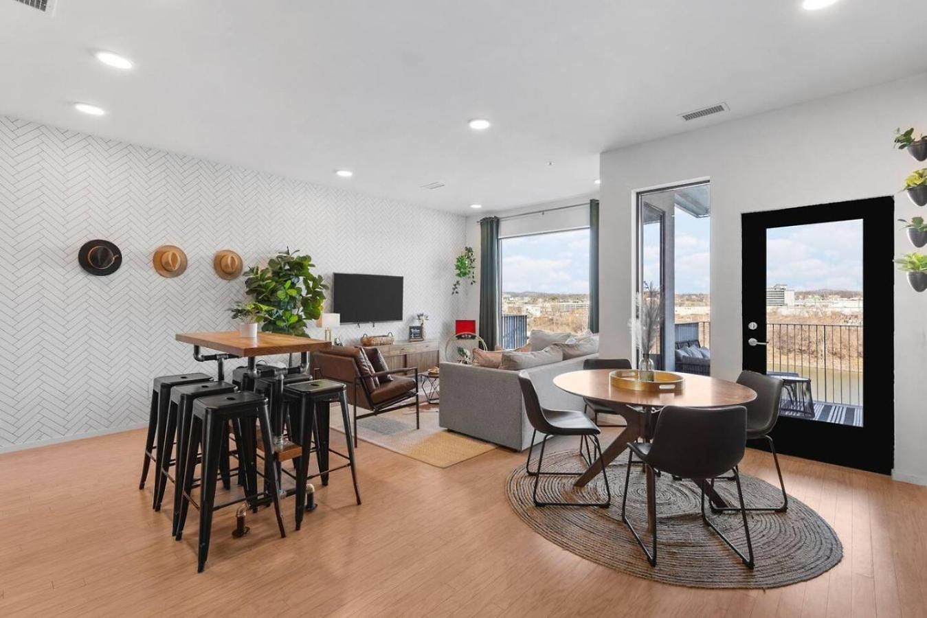 Holiday home Luxury Riverview With Patio Walk To Broadway