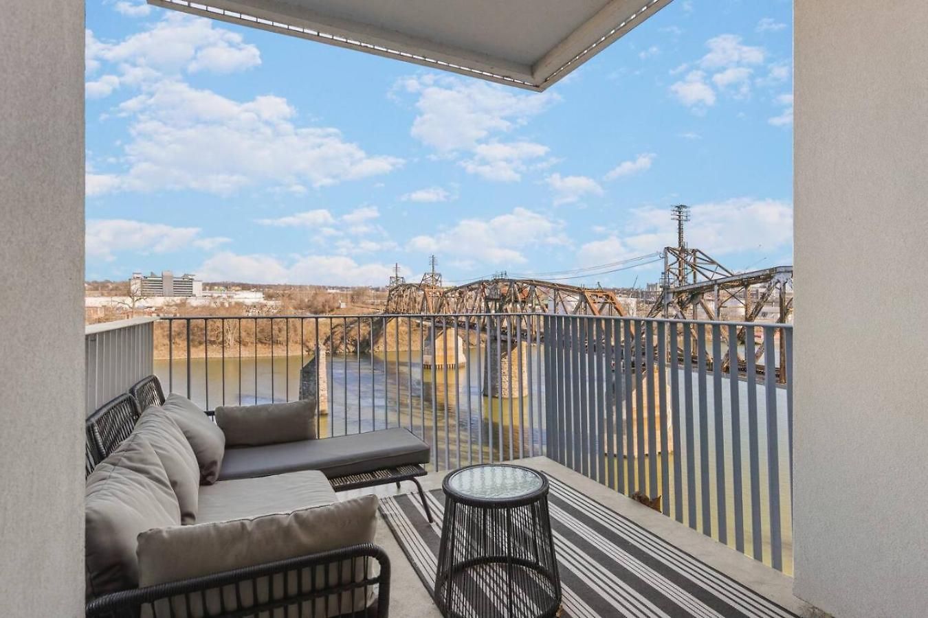 Holiday home Luxury Riverview With Patio Walk To Broadway *