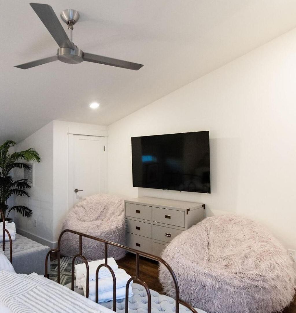 Holiday home Luxury Hillsboro Village Rooftop Retreat Sleep 12 W Chef S Kitchen Smart Tvs & Garage Walk To Vanderbilt Pancake Pantry & Boutique Shopping Minutes To Broadway 12 South & The Parthenon 24 7 Hospitality Nashville