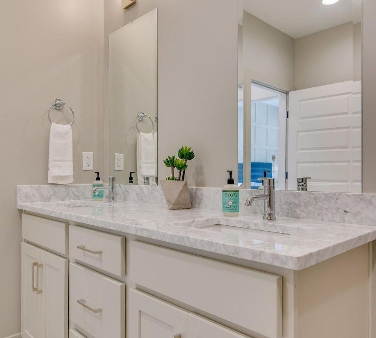 Stylish East Nash Retreat, Walk To Local Favorites, Sleep 10 With Smart Tvs, Workspace & Fast Wifi, Attached Garage & Full Kitchen, Walk To Mas Tacos, Drive 10 Min To Downtown Broadway, 24 Hr Hospitality Holiday home *