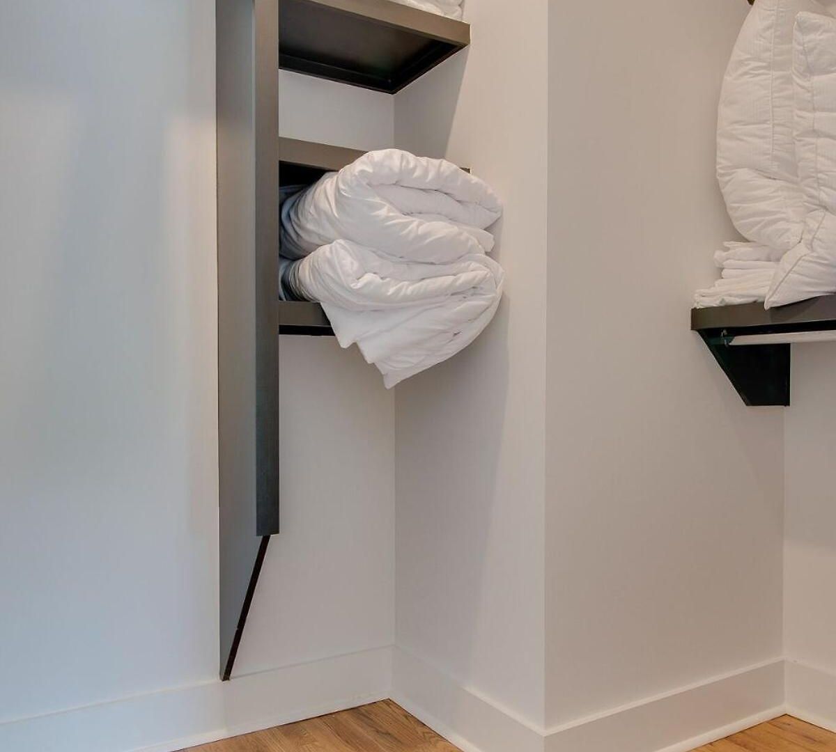 Stylish East Nash Retreat, Walk To Local Favorites, Sleep 10 With Smart Tvs, Workspace & Fast Wifi, Attached Garage & Full Kitchen, Walk To Mas Tacos, Drive 10 Min To Downtown Broadway, 24 Hr Hospitality Holiday home *