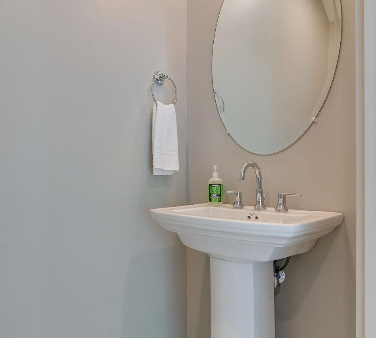 Stylish East Nash Retreat, Walk To Local Favorites, Sleep 10 With Smart Tvs, Workspace & Fast Wifi, Attached Garage & Full Kitchen, Walk To Mas Tacos, Drive 10 Min To Downtown Broadway, 24 Hr Hospitality *