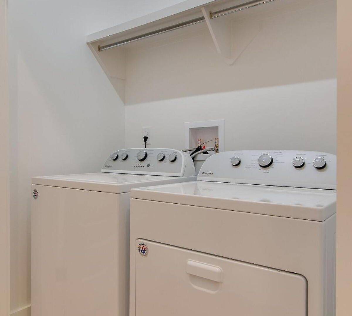 Stylish East Nash Retreat, Walk To Local Favorites, Sleep 10 With Smart Tvs, Workspace & Fast Wifi, Attached Garage & Full Kitchen, Walk To Mas Tacos, Drive 10 Min To Downtown Broadway, 24 Hr Hospitality Holiday home