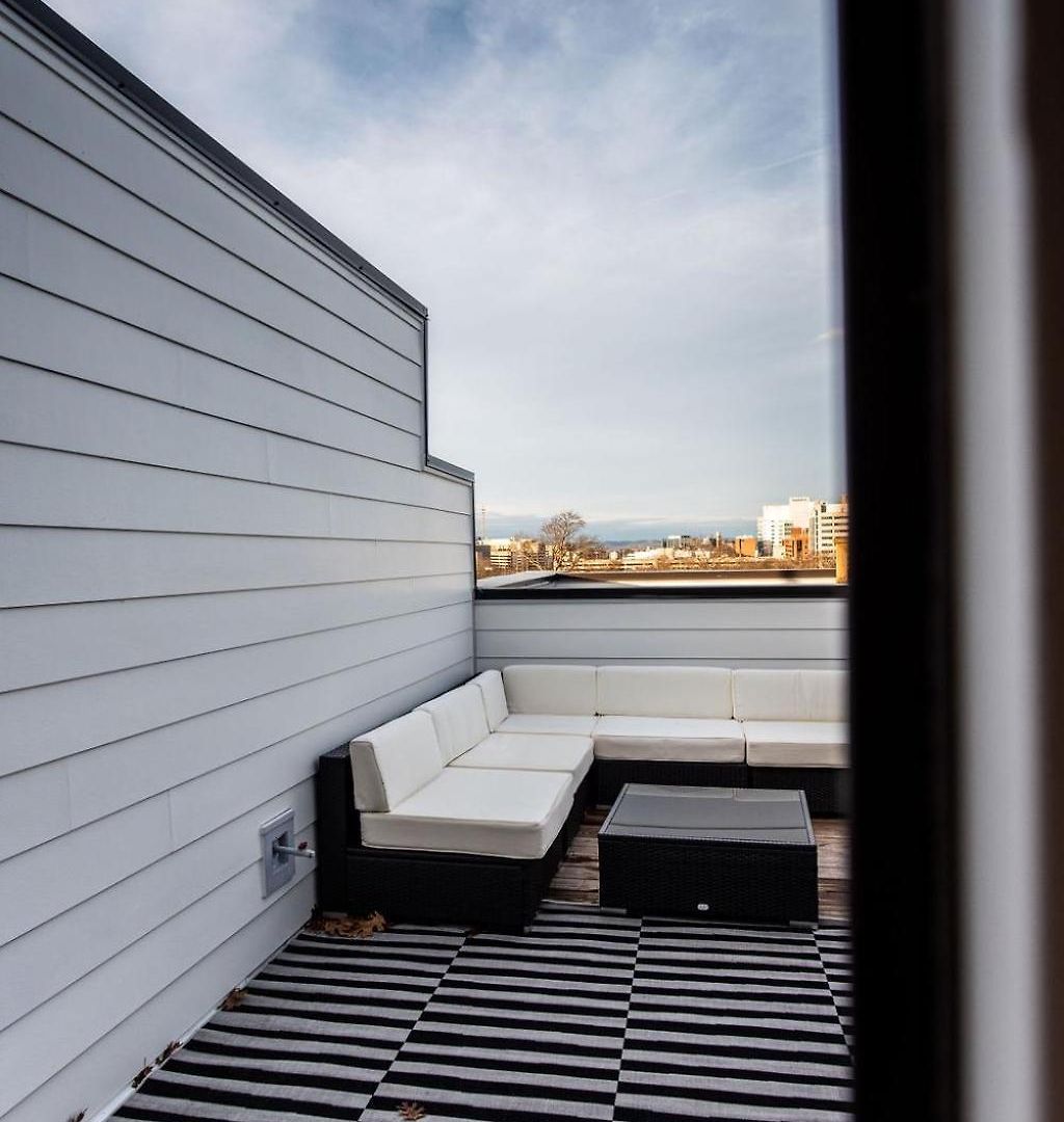 Hillsboro Village Retreat Garage Rooftop Deck Sleeps 12 Sophisticated Open Living & Gourmet Kitchen Smart Tvs Pet-friendly W Private Garage Walk To Vanderbilt Minutes To 12 South & Broadway 24 7 Hospitality