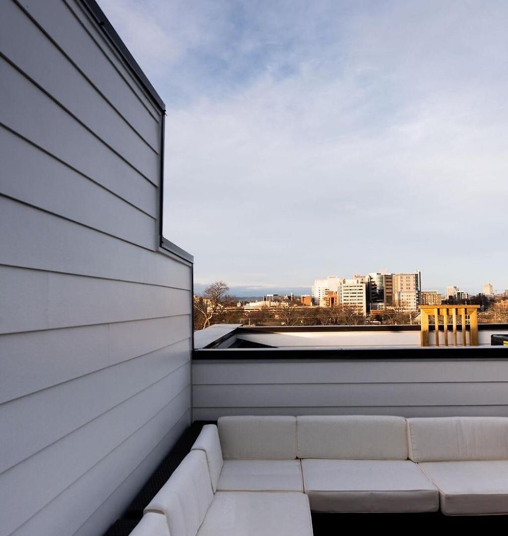 Hillsboro Village Retreat Garage Rooftop Deck Sleeps 12 Sophisticated Open Living & Gourmet Kitchen Smart Tvs Pet-friendly W Private Garage Walk To Vanderbilt Minutes To 12 South & Broadway 24 7 Hospitality Holiday home Nashville