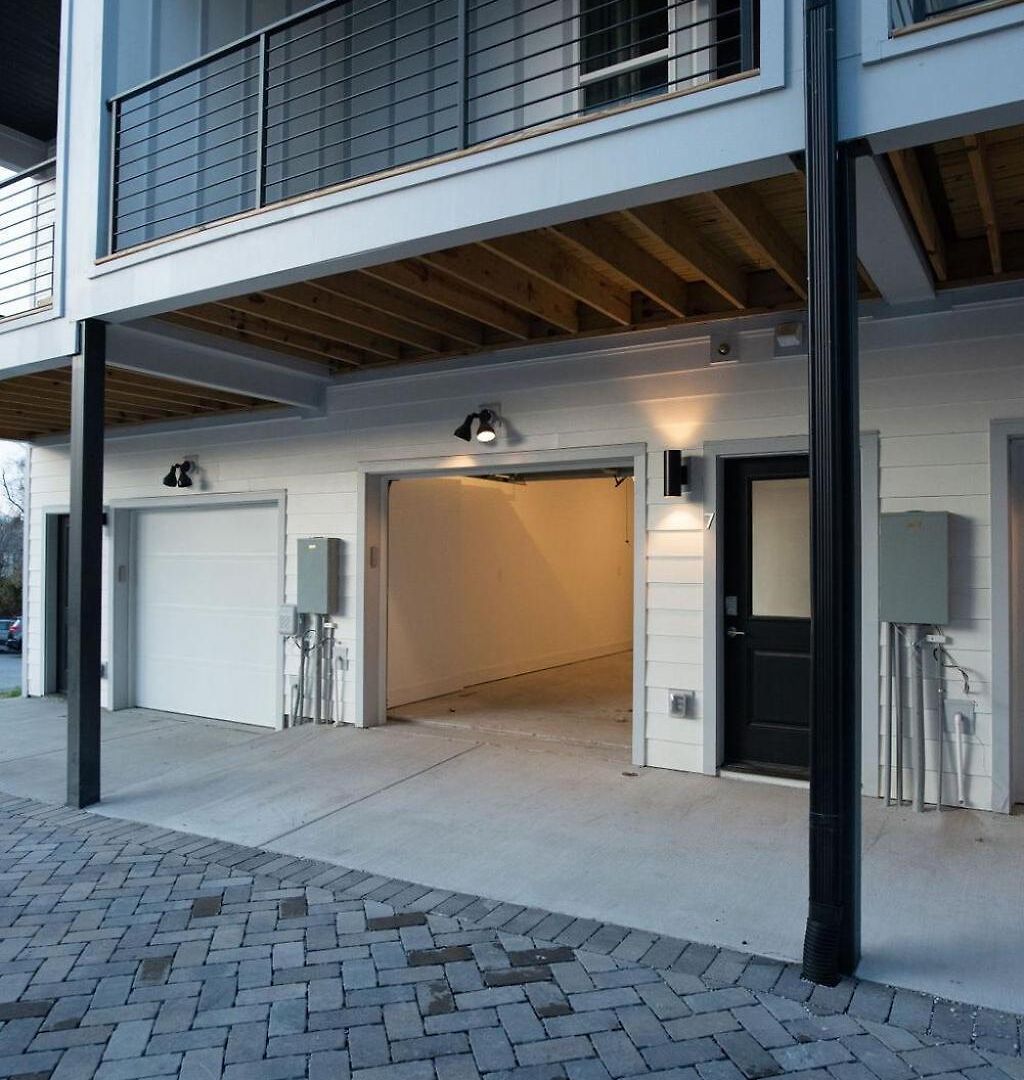 Holiday home Hillsboro Village Retreat Garage Rooftop Deck Sleeps 12 Sophisticated Open Living & Gourmet Kitchen Smart Tvs Pet-friendly W Private Garage Walk To Vanderbilt Minutes To 12 South & Broadway 24 7 Hospitality Nashville
