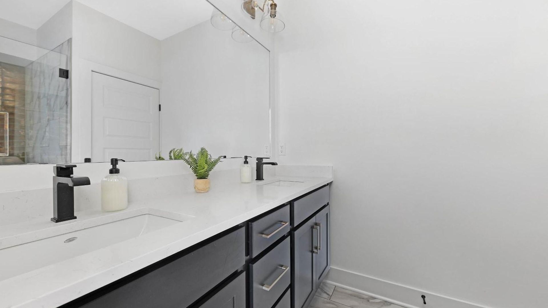 The Sunflower - Mins To Broadway And Rooftop Patio!