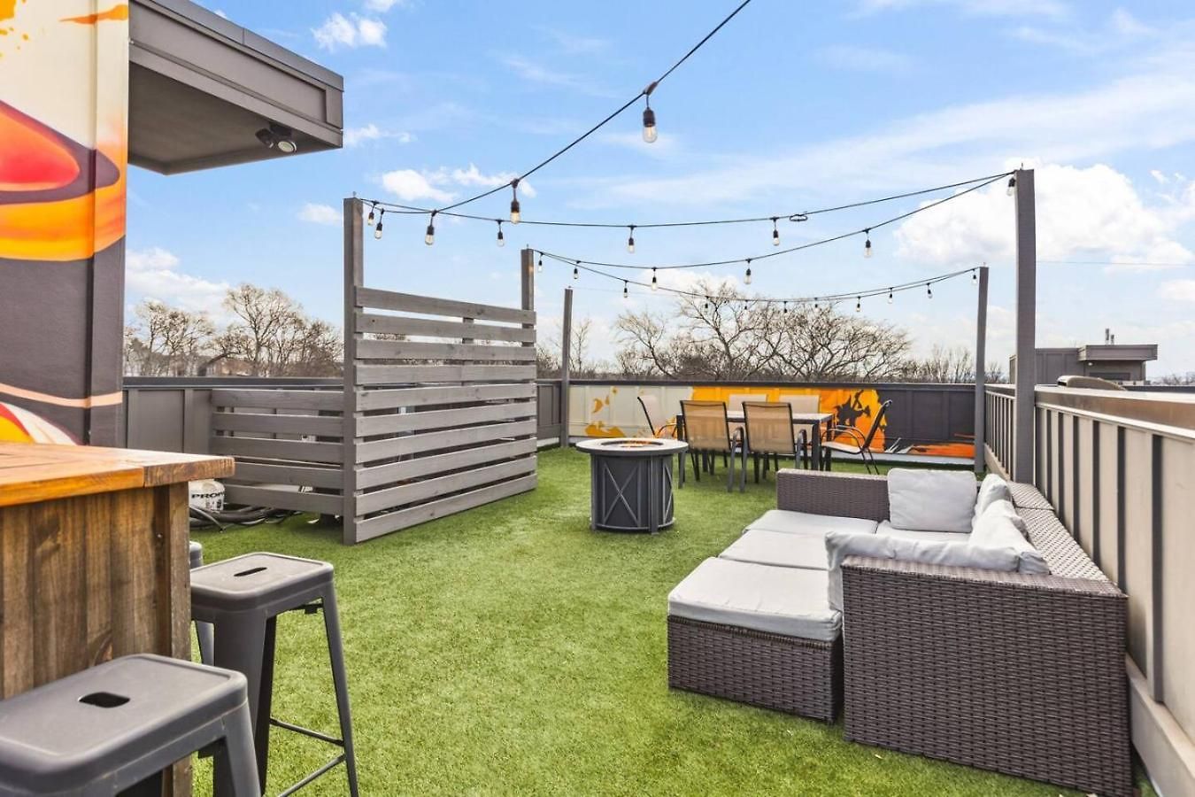 Holiday home 24k Escape - Rooftop Oasis, 3 Miles To Broadway!