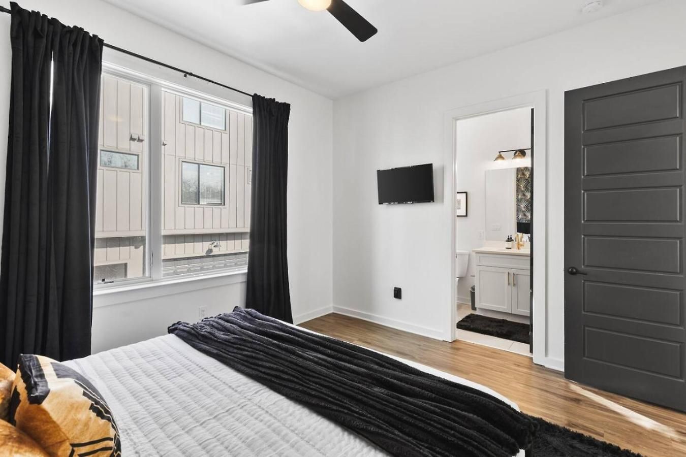Holiday home 24k Escape - Rooftop Oasis, 3 Miles To Broadway! *