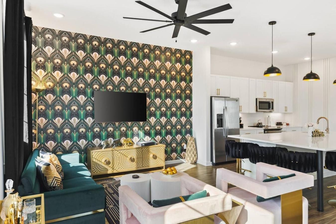 24k Escape - Rooftop Oasis, 3 Miles To Broadway! Holiday home *