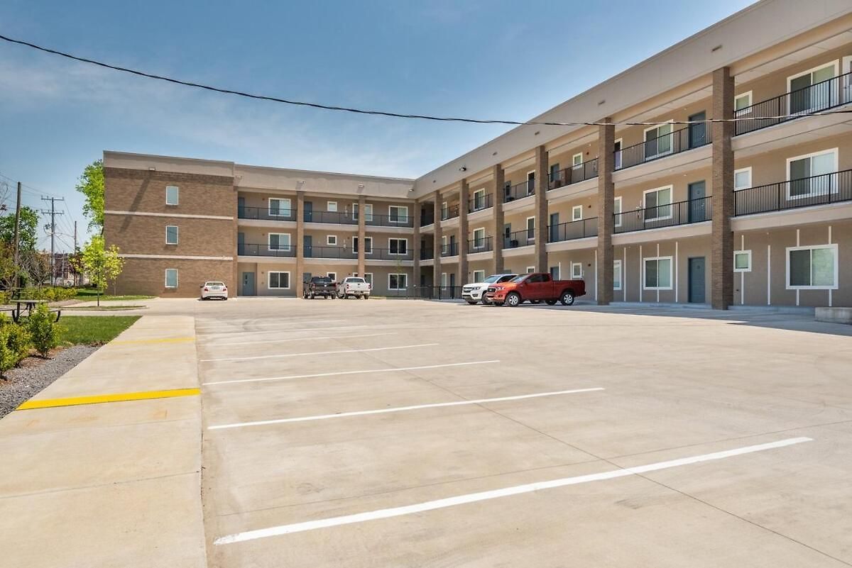 4br Condo, Sleeps 13 - Free Parking Apartment *