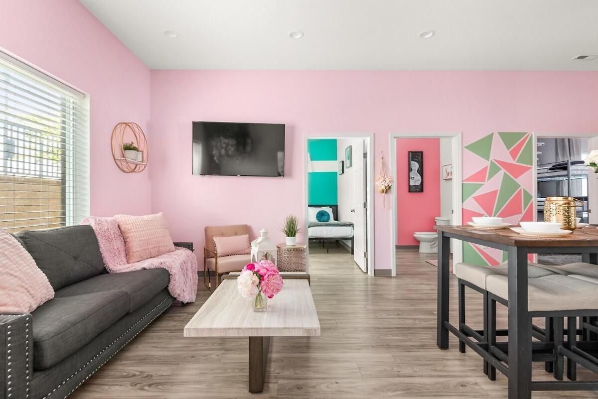 Apartment 4br Condo, Sleeps 13 - Free Parking *