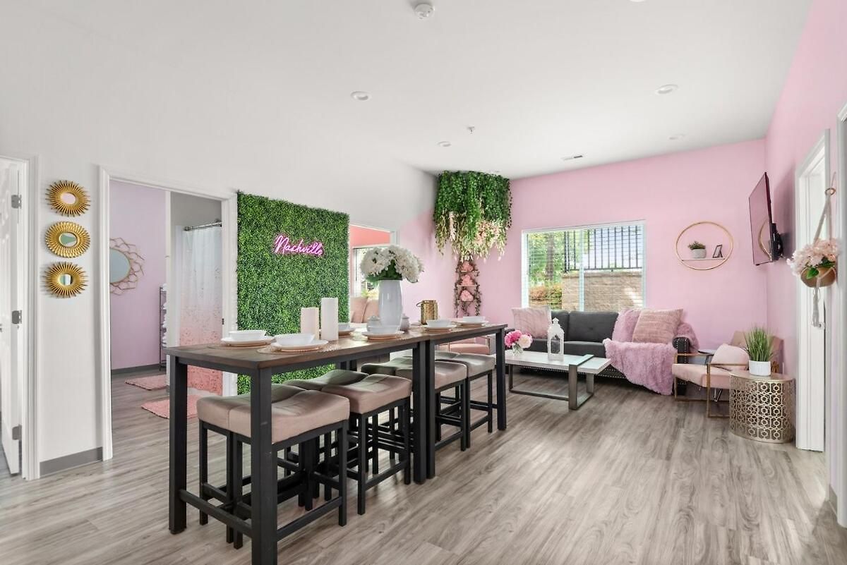 4br Condo, Sleeps 13 - Free Parking Apartment