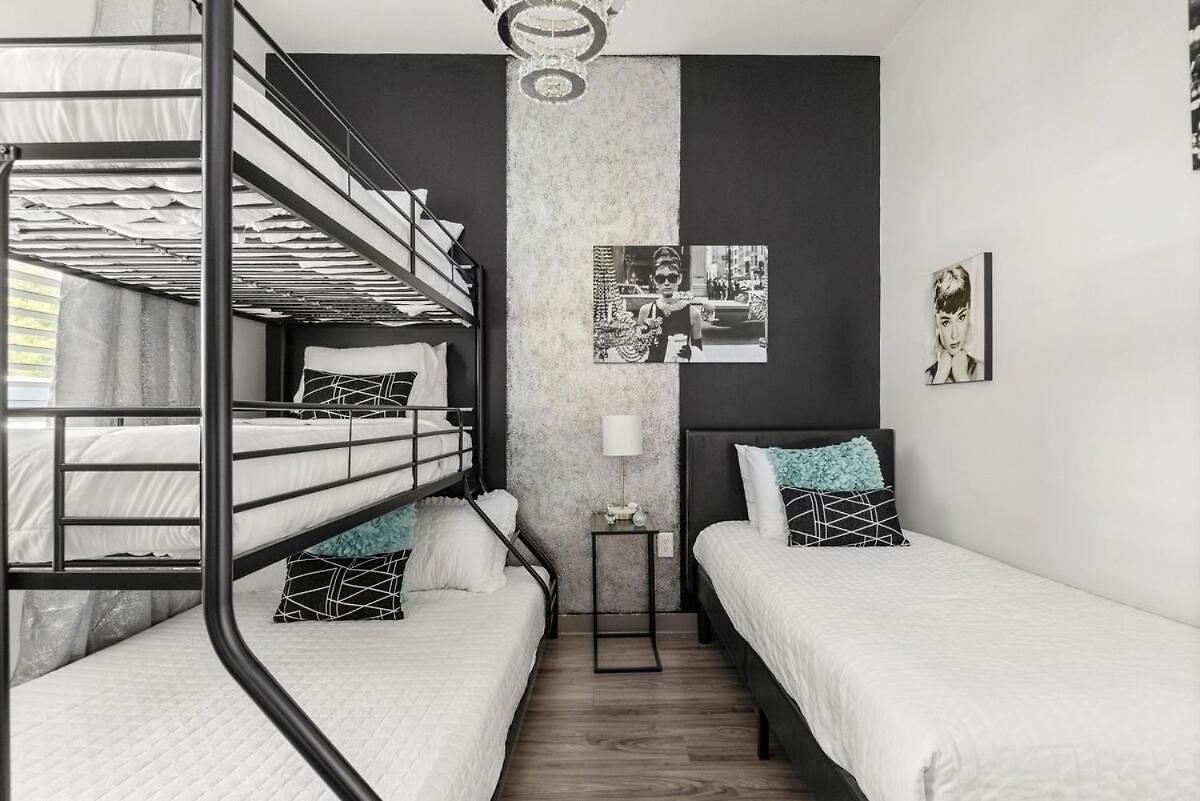 4br Condo, Sleeps 13 Near Broadway Apartment