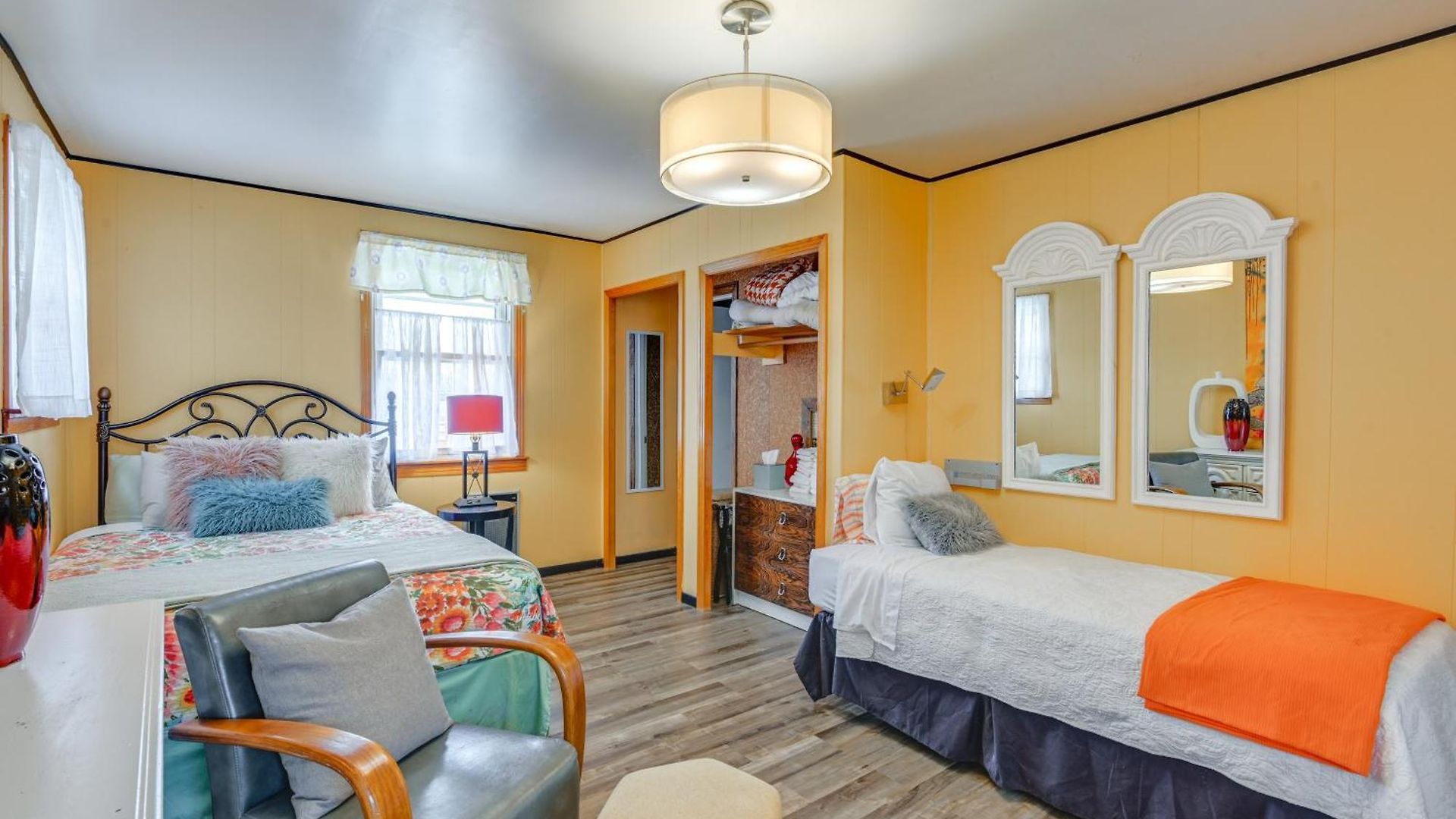 6 Mi To Downtown: 70s-themed In Nashville! Holiday home