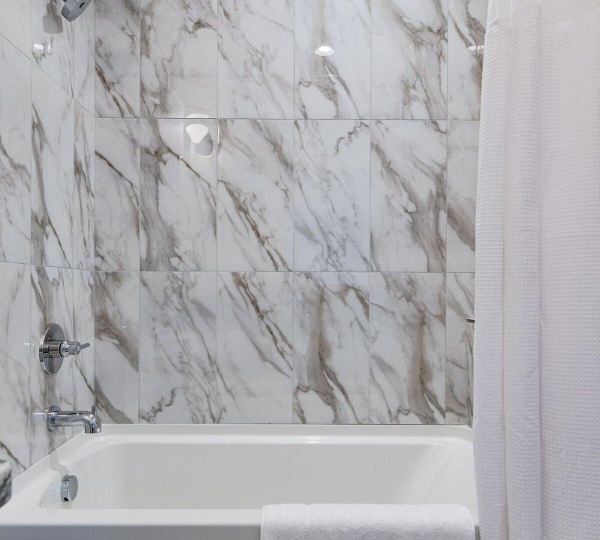 Charming East Nash Retreat, Walk To Dining Faves, Cozy Den, Workspace And Smart Tvs, Plush Velvet Sofa, Full Kitchen & Garage, Near Mas Tacos & Five Points, 10 Min To Broadway, 24 Hr Hospitality * Nashville