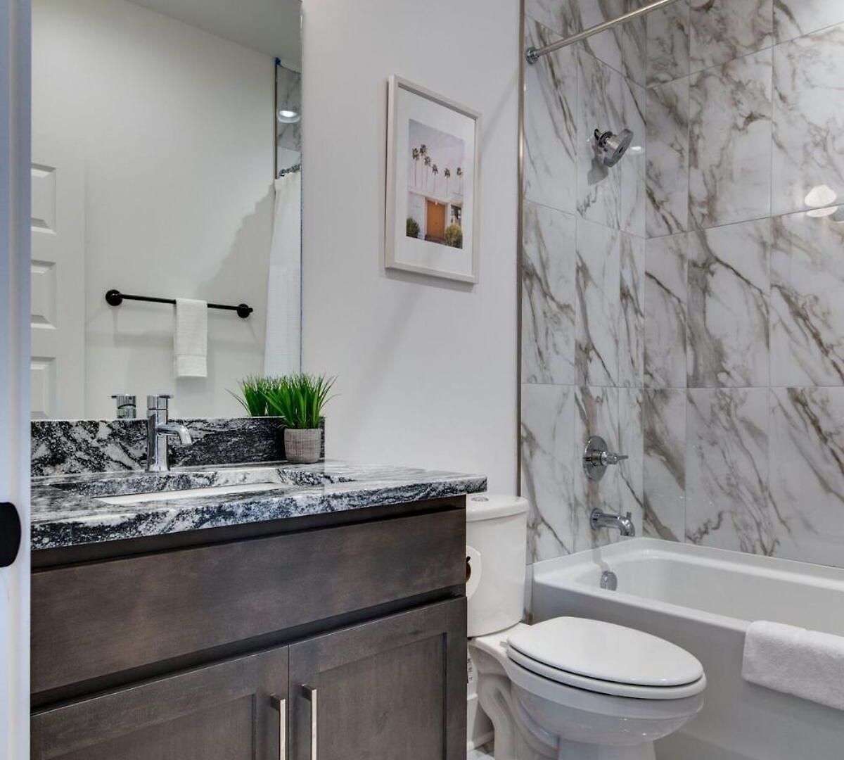 Charming East Nash Retreat, Walk To Dining Faves, Cozy Den, Workspace And Smart Tvs, Plush Velvet Sofa, Full Kitchen & Garage, Near Mas Tacos & Five Points, 10 Min To Broadway, 24 Hr Hospitality