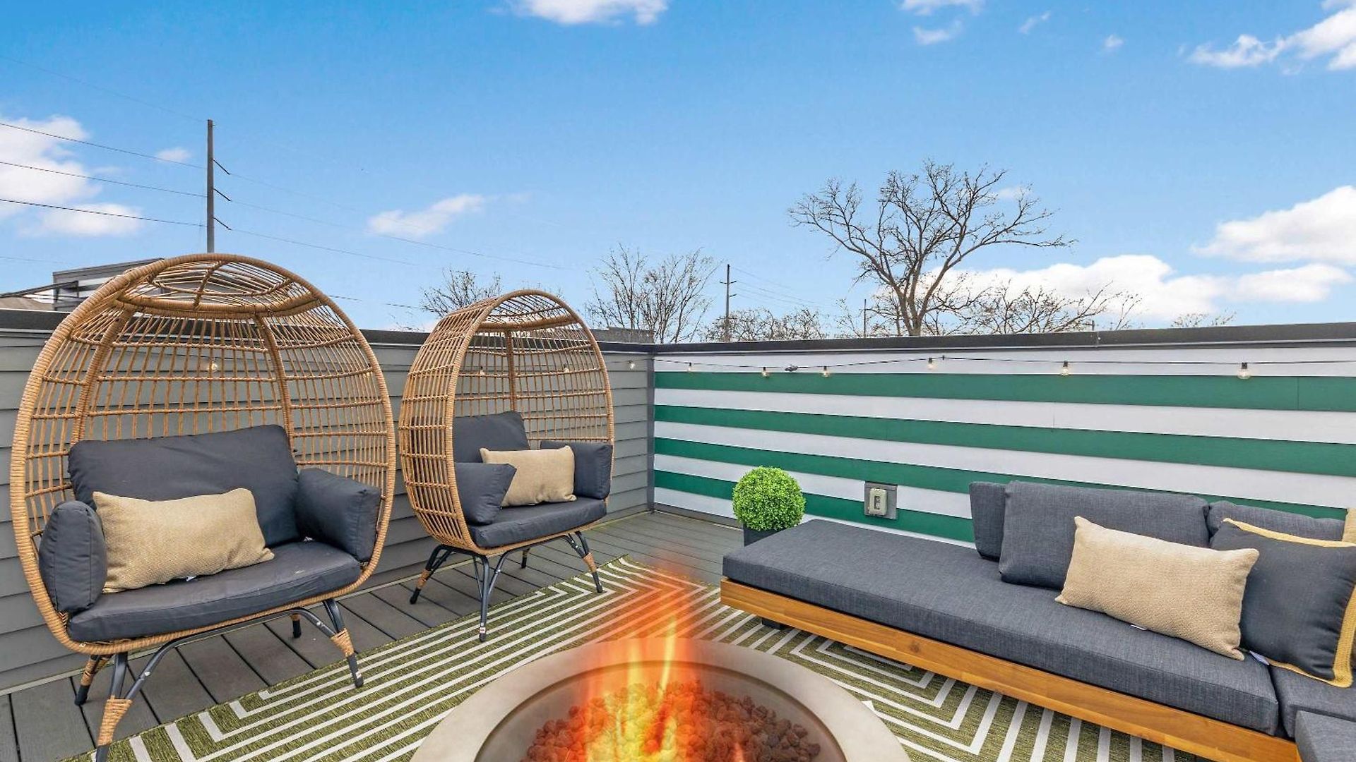 The Daylily Rooftop Patio, Steps To Dining Holiday home