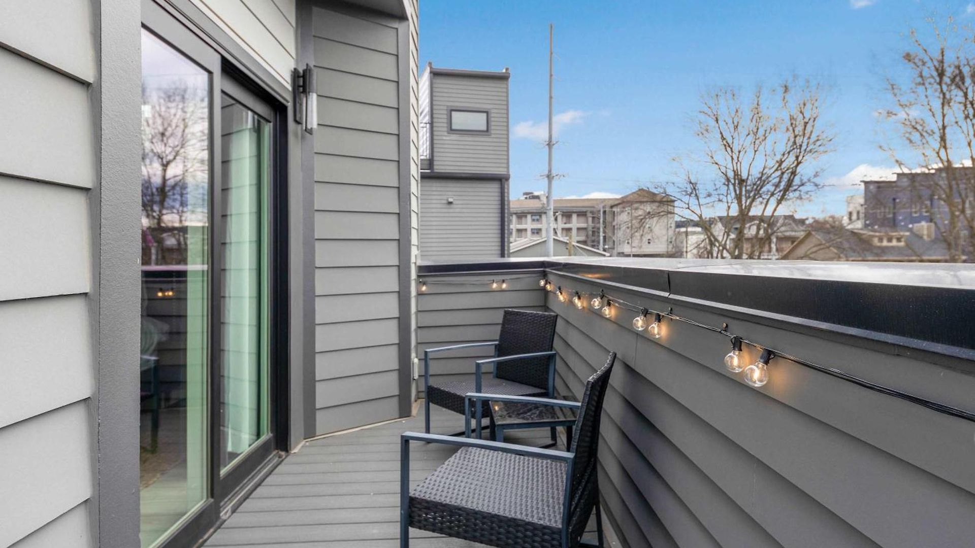 The Daylily Rooftop Patio, Steps To Dining Holiday home *