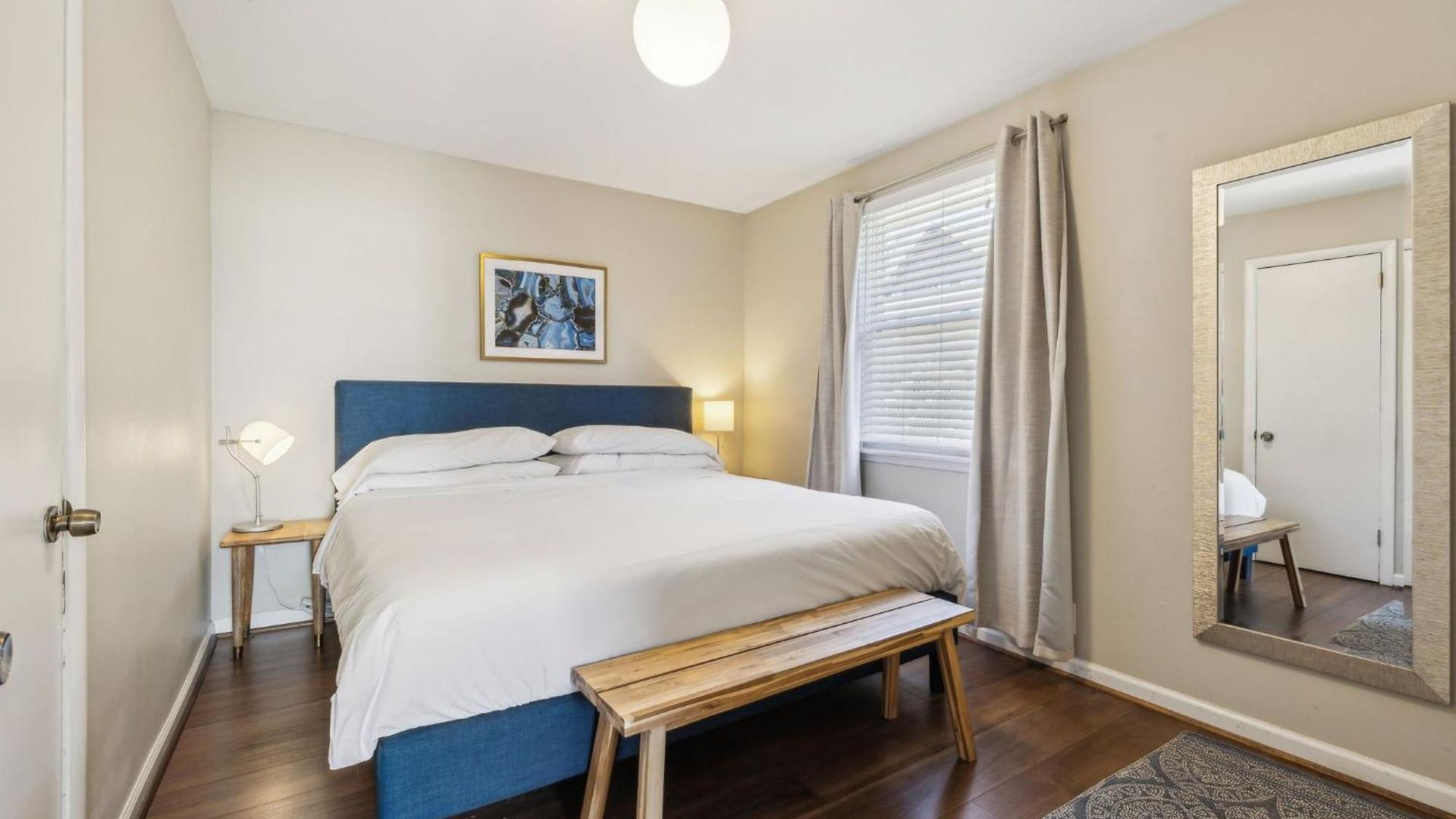 Family Friends And Free Parking Close To Downtown Holiday home