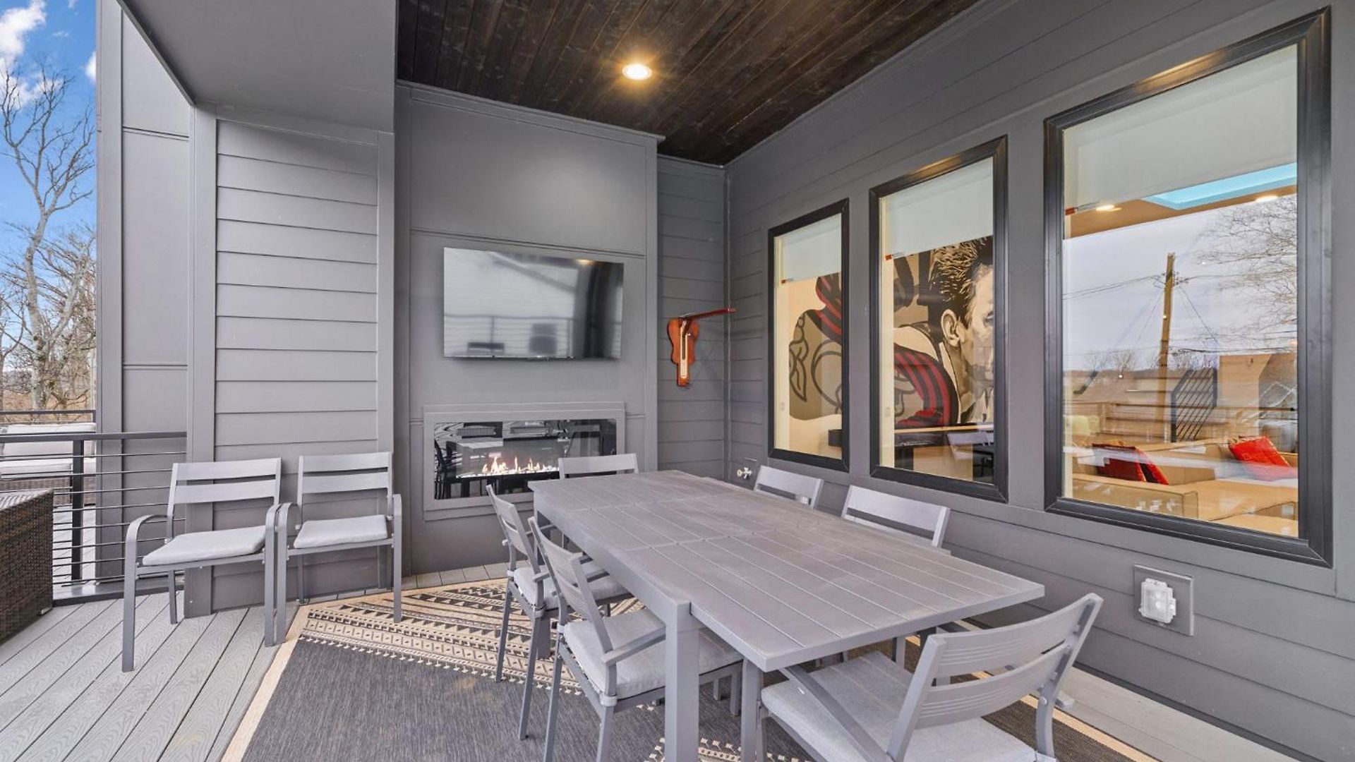 Stylish Multi-level Retreat Rooftop & Pool Table Holiday home *