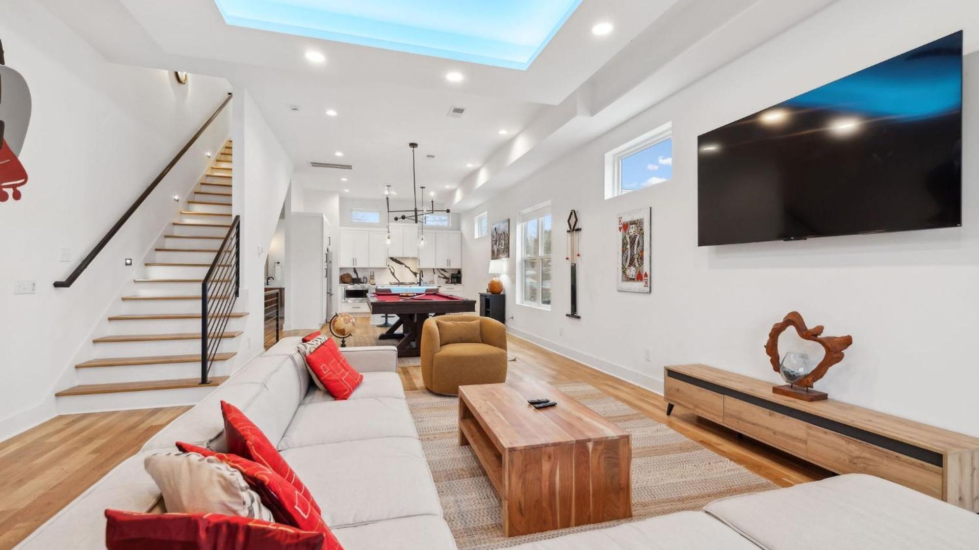 Stylish Multi-level Retreat Rooftop & Pool Table Holiday home *