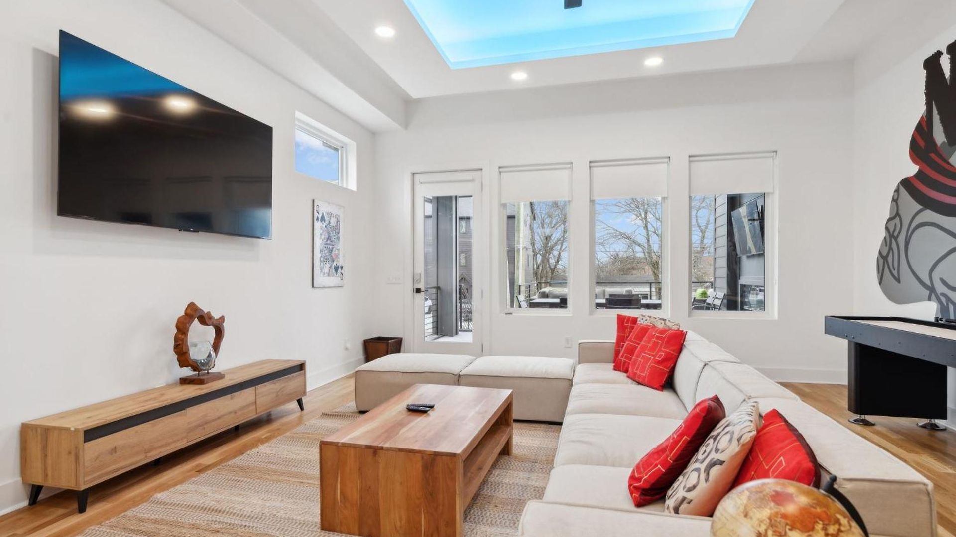 Stylish Multi-level Retreat Rooftop & Pool Table *