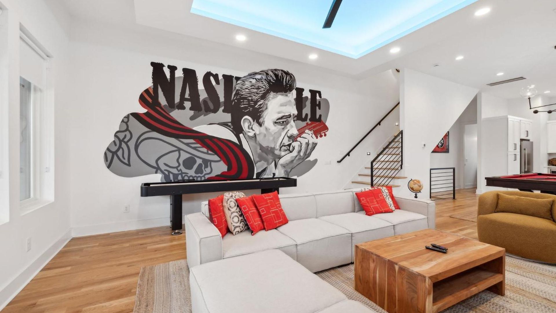 Stylish Multi-level Retreat Rooftop & Pool Table