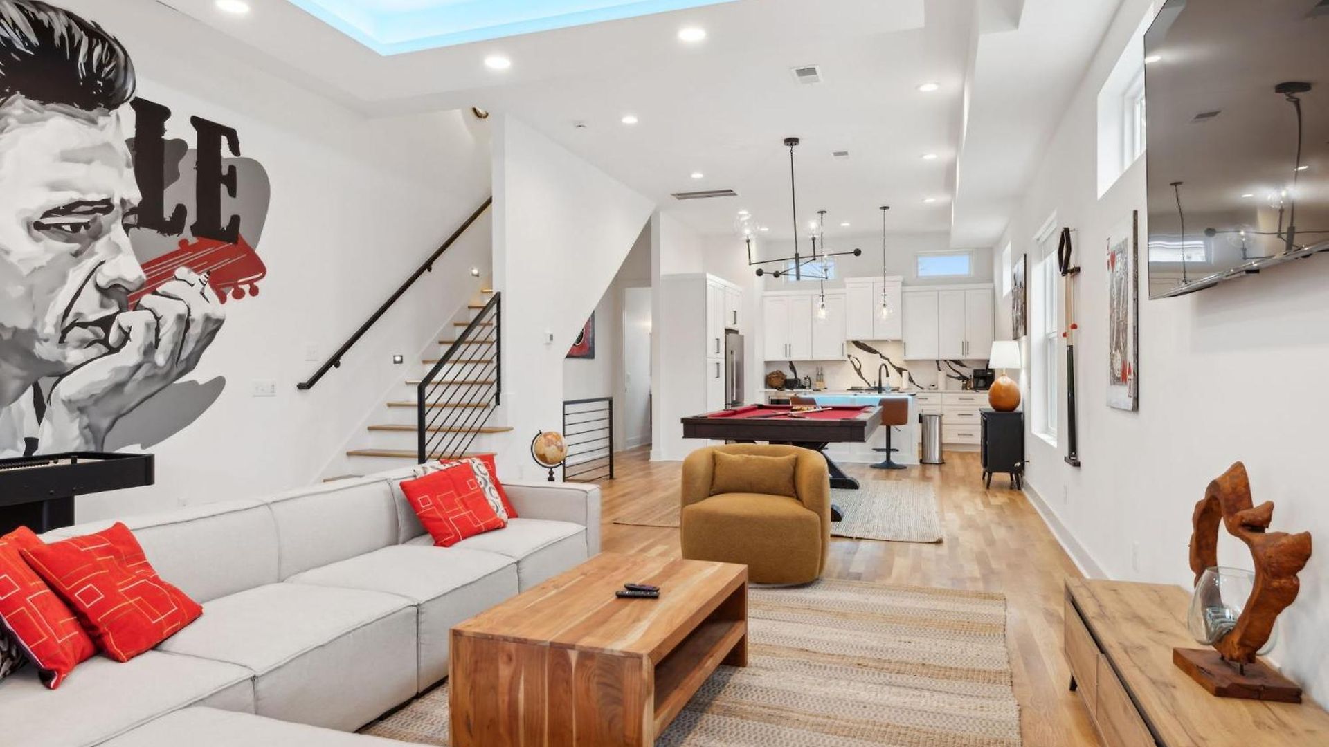 Stylish Multi-level Retreat Rooftop & Pool Table Holiday home