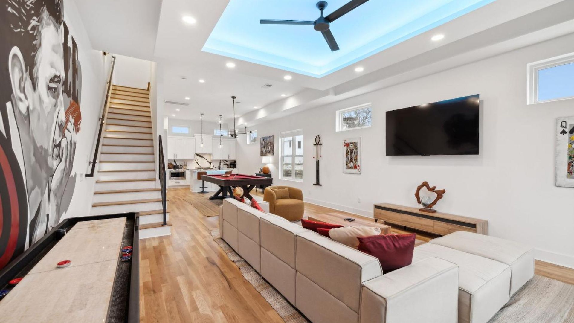 Stylish Multi-level Retreat Rooftop & Pool Table *