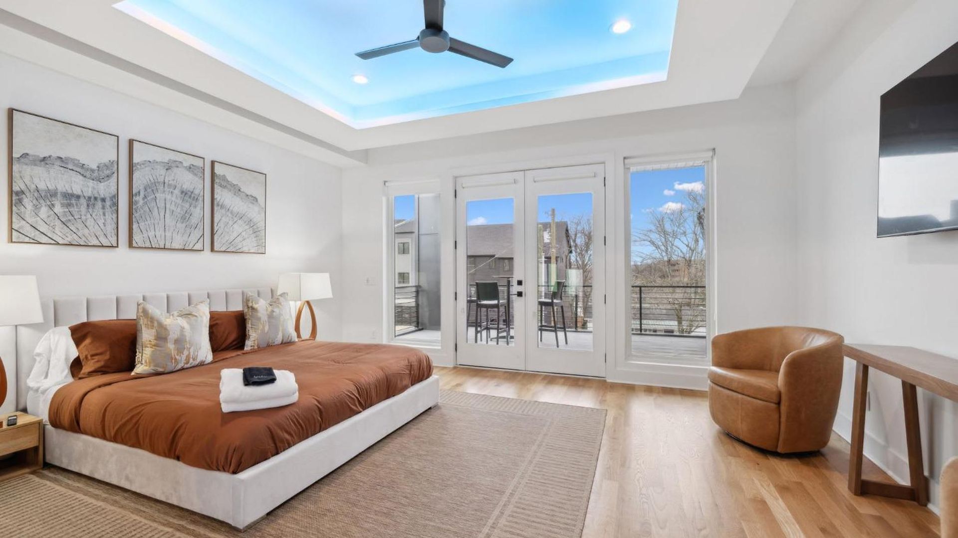 Stylish Multi-level Retreat Rooftop & Pool Table