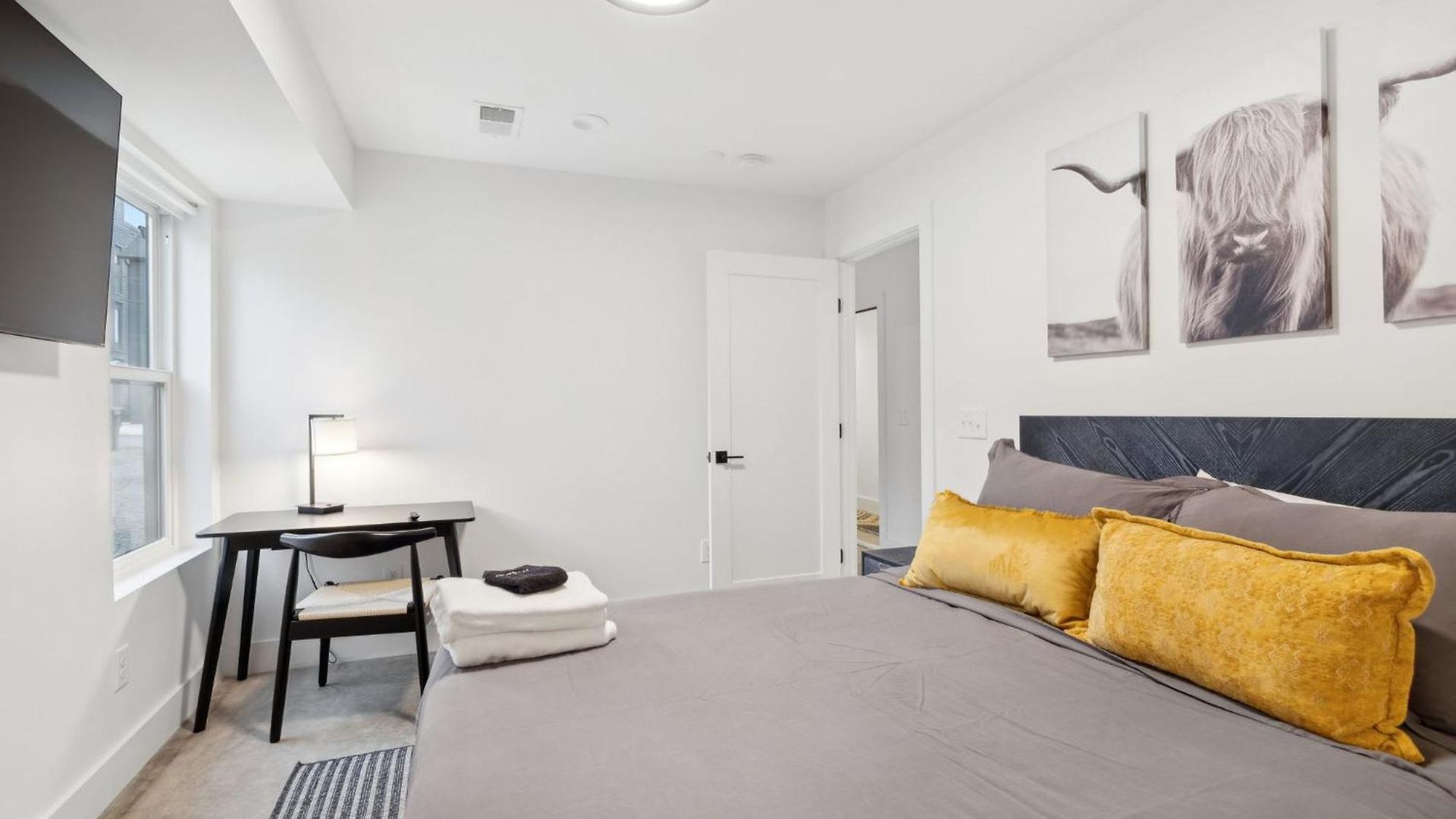 Stylish Multi-level Retreat Rooftop & Pool Table Holiday home