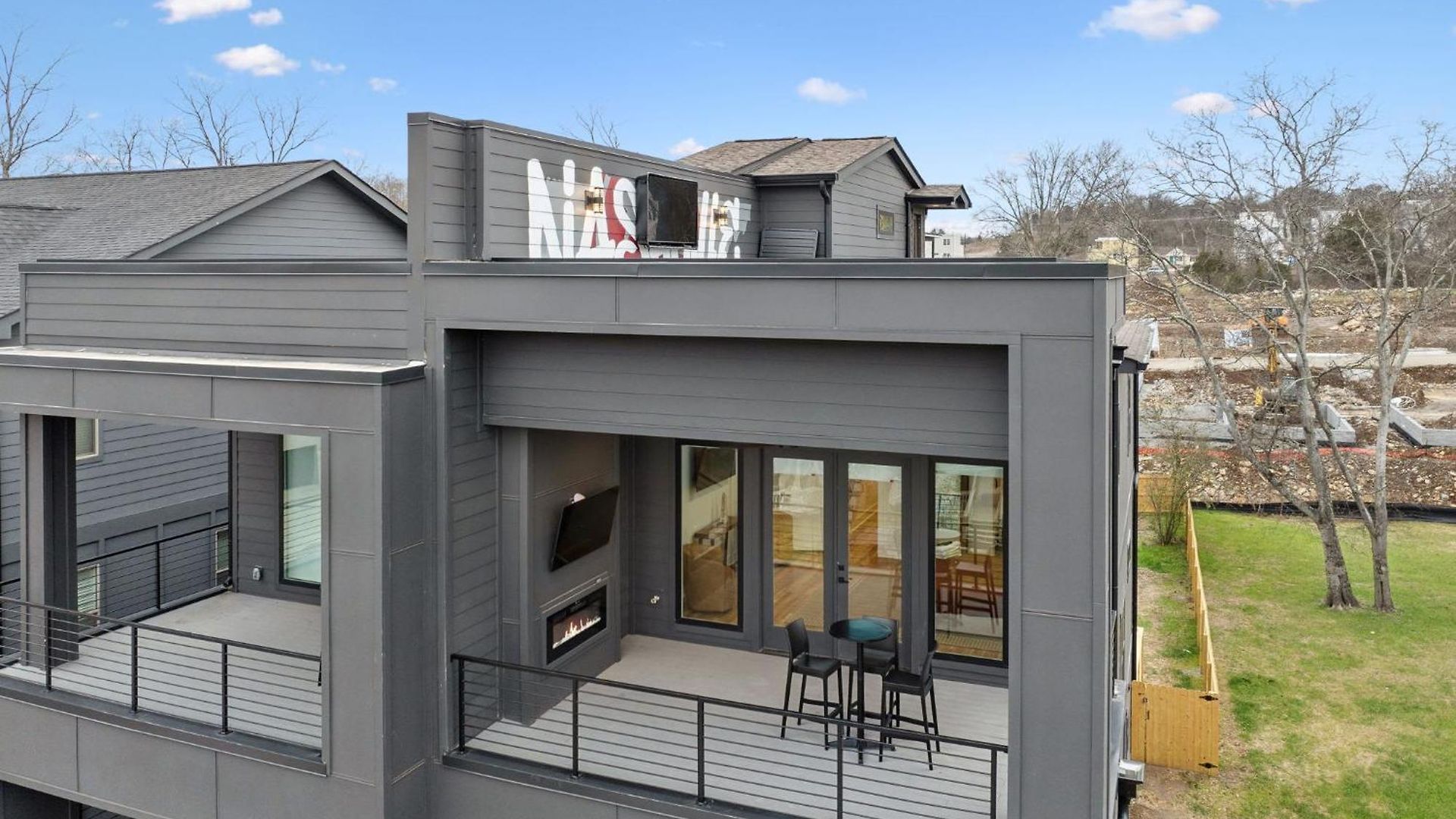 Holiday home Stylish Multi-level Retreat Rooftop & Pool Table