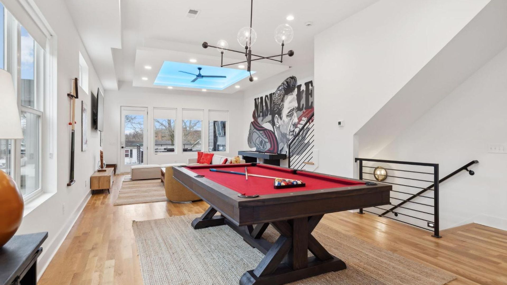 Stylish Multi-level Retreat Rooftop & Pool Table Holiday home Nashville
