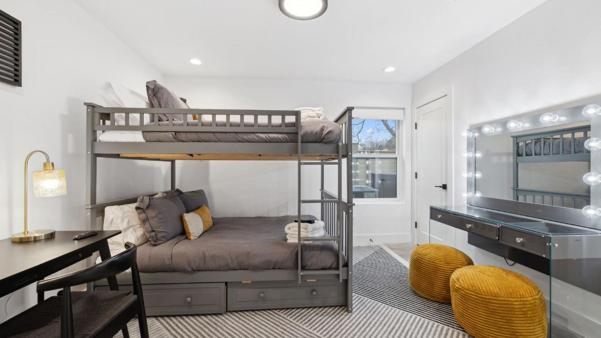 Stylish Multi-level Retreat Rooftop & Pool Table *
