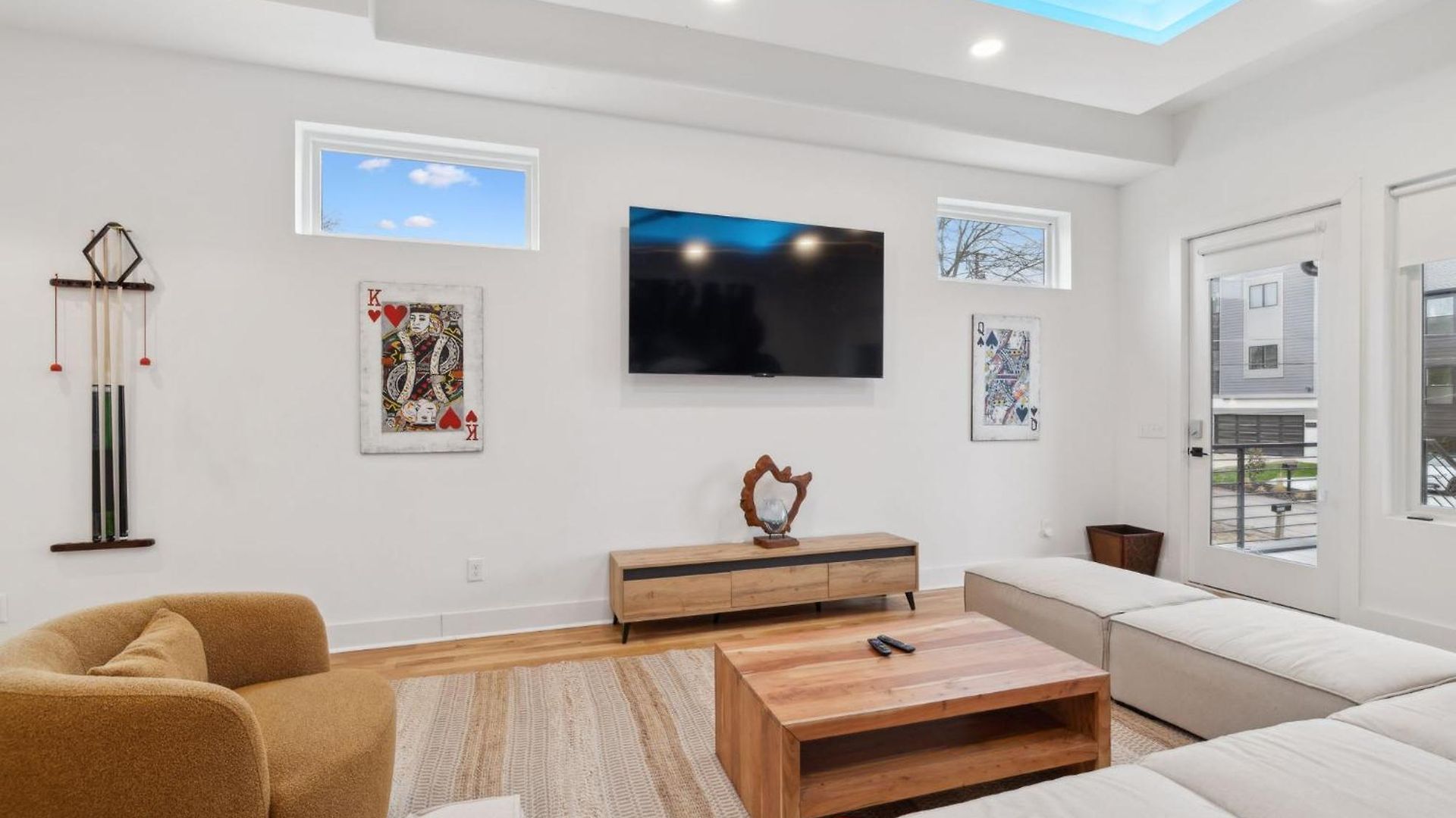 New Modern Multi-level Pooltable & Rooftop Holiday home Nashville
