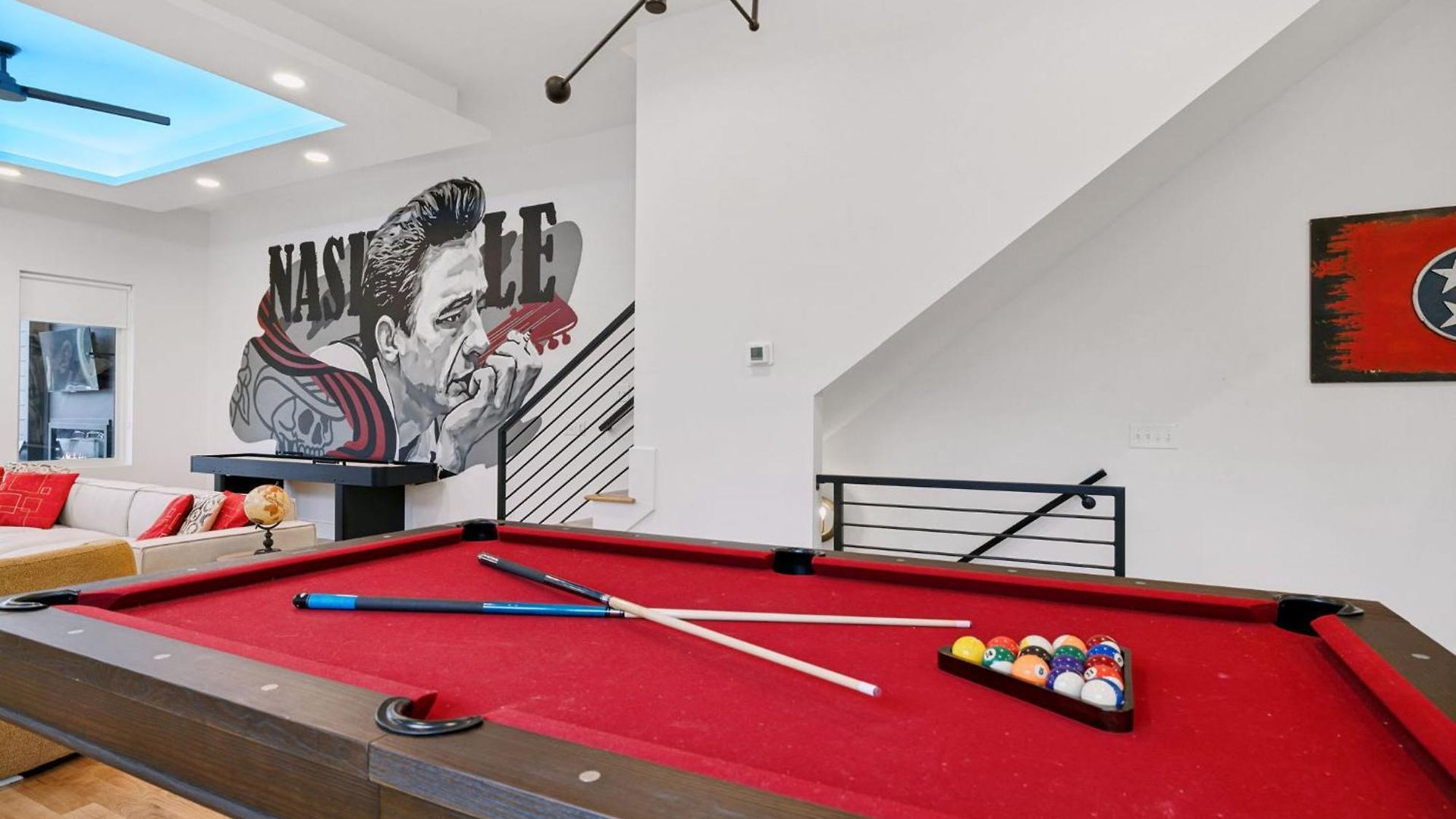 Holiday home New Modern Multi-level Pooltable & Rooftop *