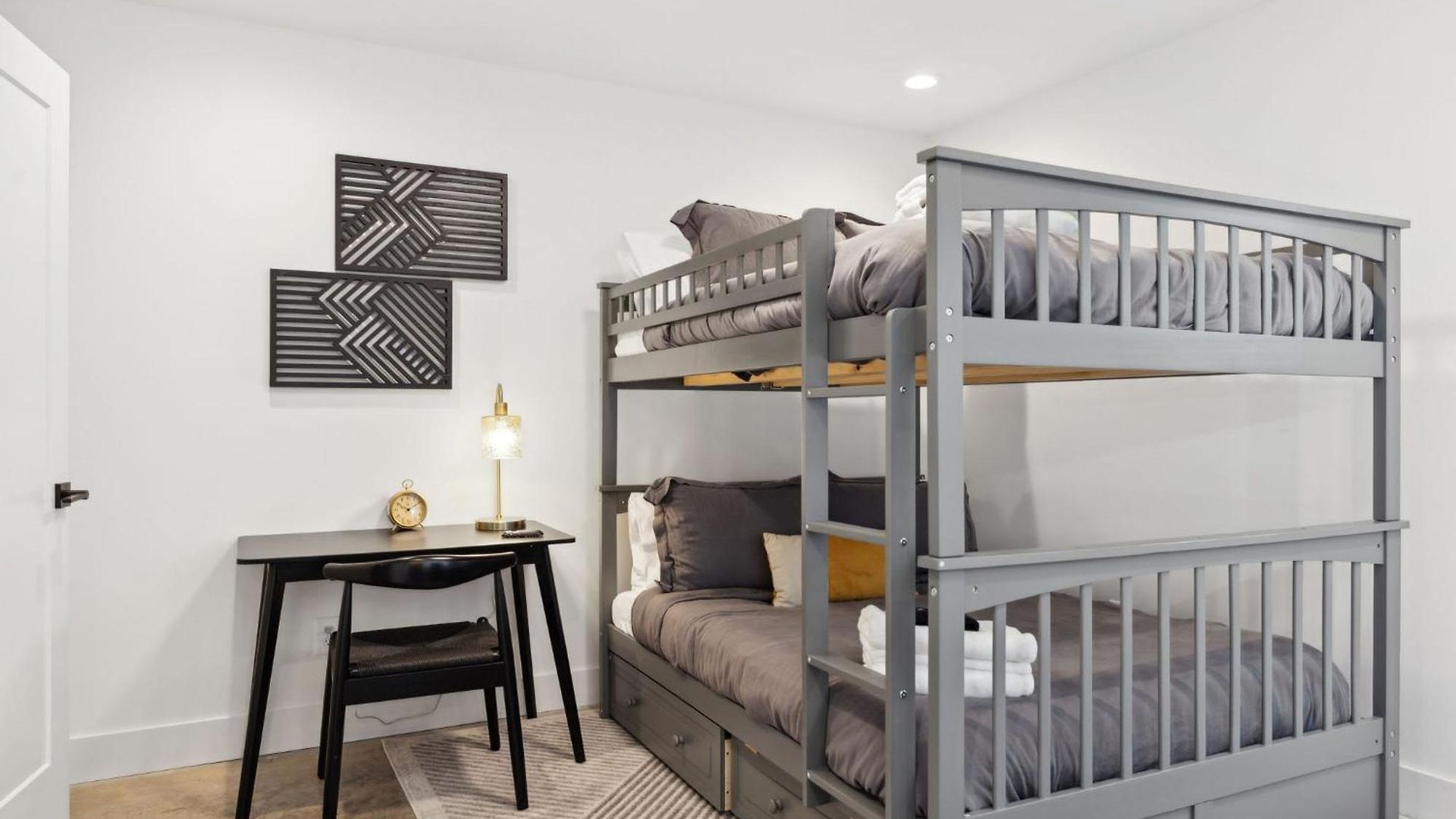 Holiday home 1st Flr Retreat Downtown & Spots *
