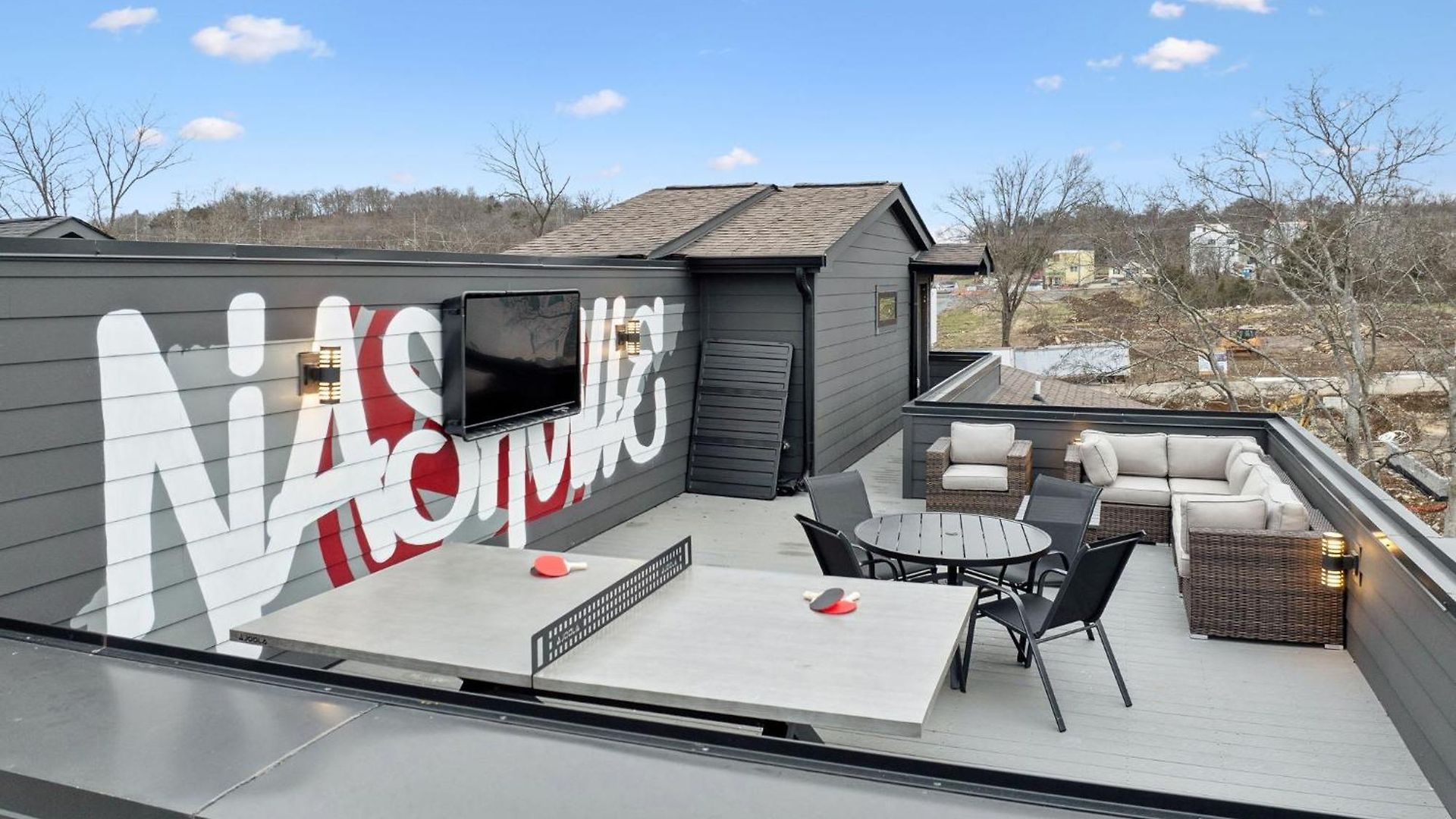 New Modern Multi-level Pooltable & Rooftop Holiday home *