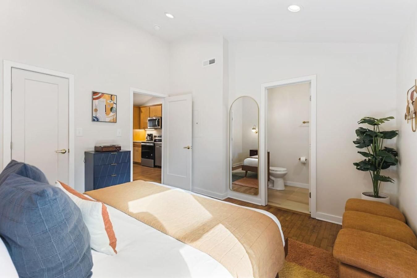 Mid-century Modern Near Restaurants, Coffee And Bars Holiday home