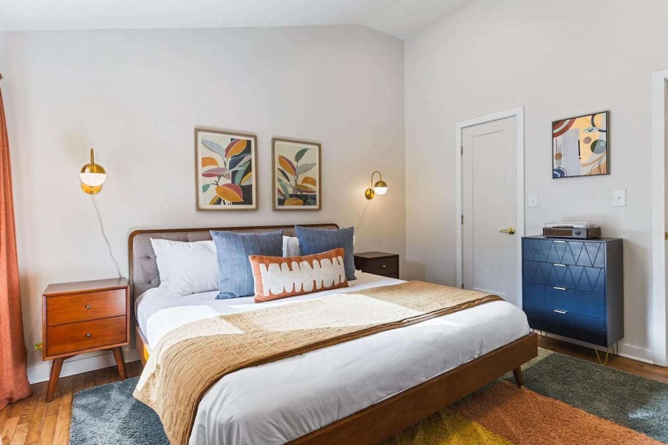 Mid-century Modern Near Restaurants, Coffee And Bars Holiday home