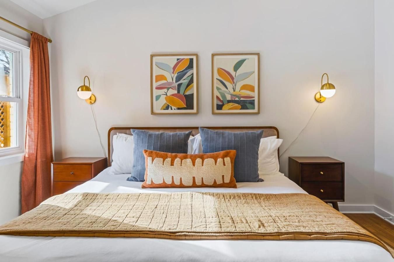 Mid-century Modern Near Restaurants, Coffee And Bars Holiday home