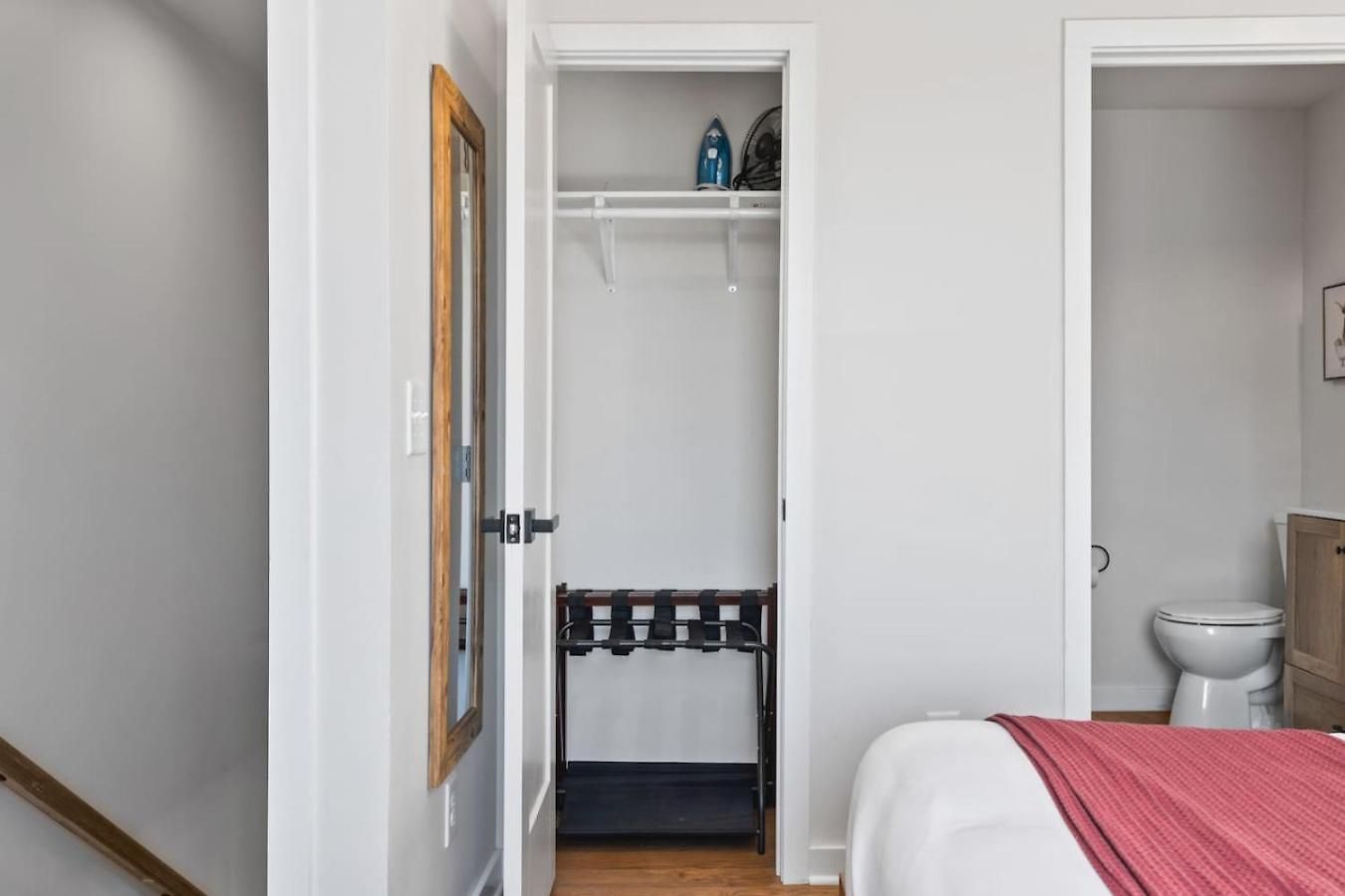 Chic And Cozy - Walk To Bars, Coffee, And Restaurants Holiday home