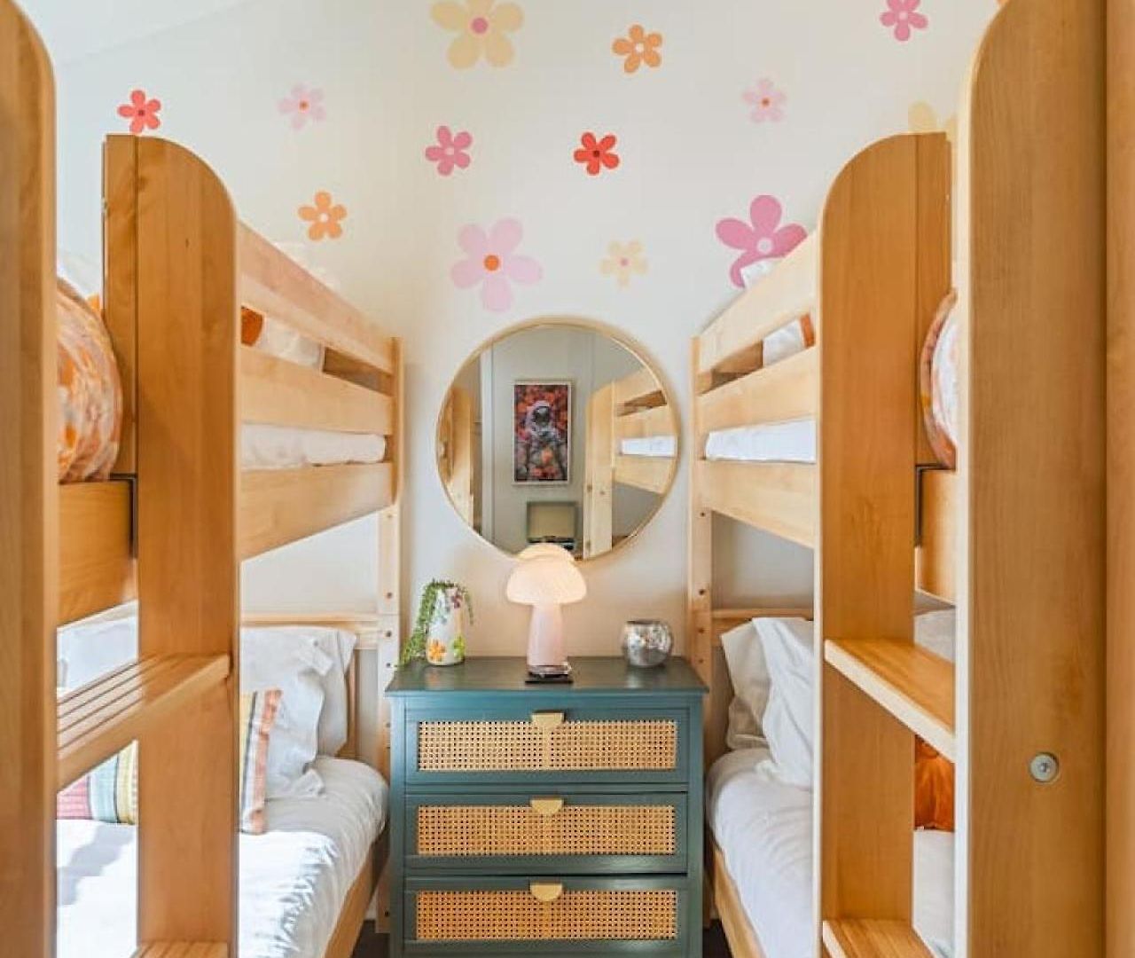 Fun And Fabulous - Walk To Bars, Coffee And Restaurants Holiday home *