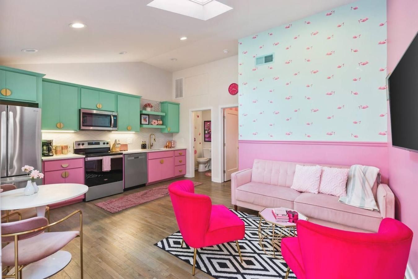 Barbie Dream - Near Restaurants, Coffee And Bar