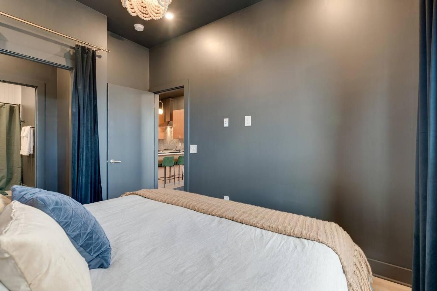Spacious Floor Sleeps 6 Apartment *