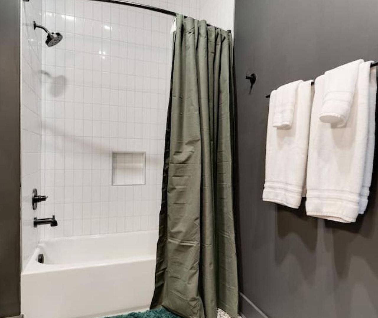 Spacious Floor Sleeps 6 Apartment *