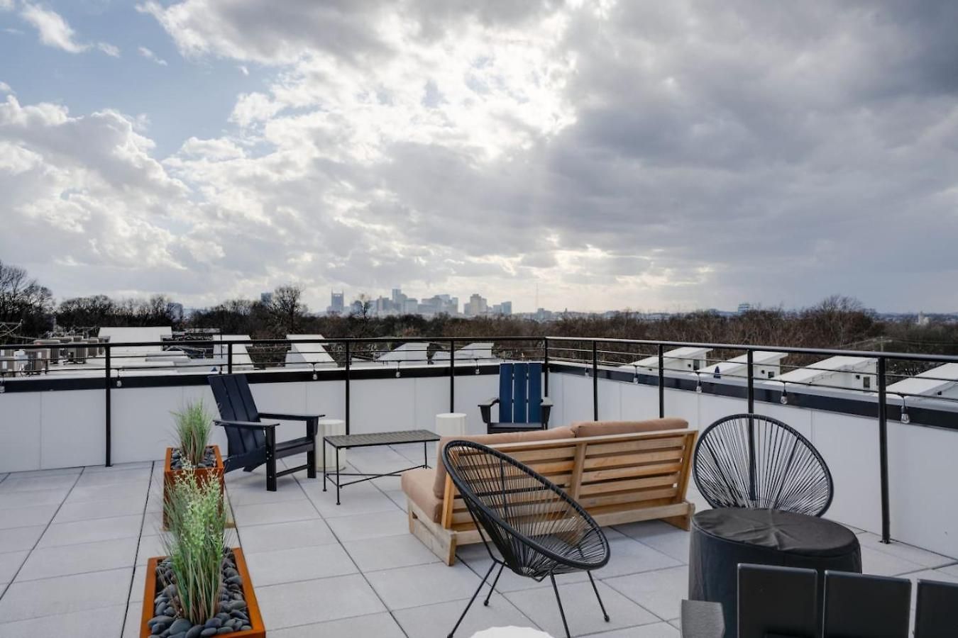 Spacious Floor Sleeps 6 Nashville