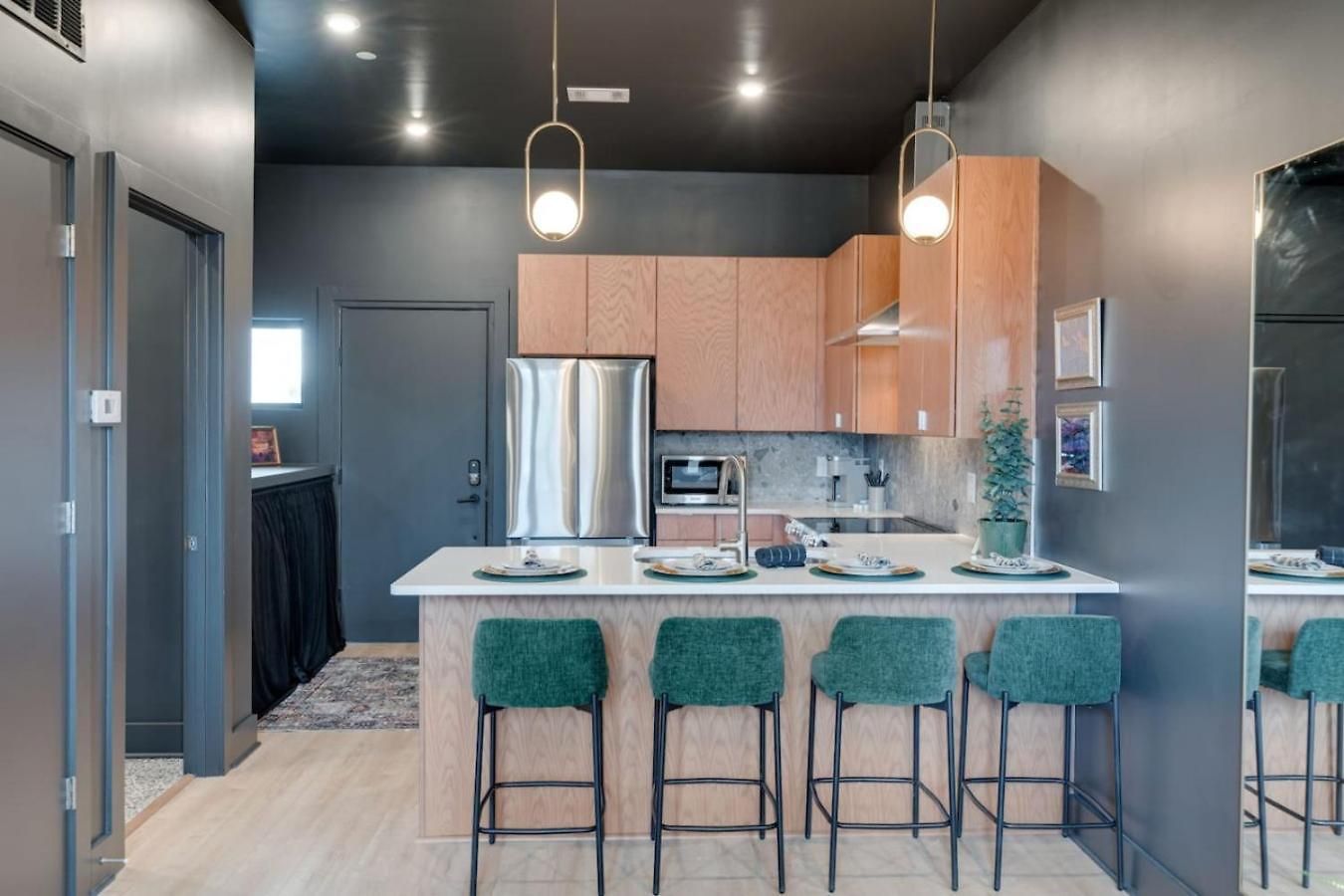 Spacious Floor Sleeps 6 Apartment *