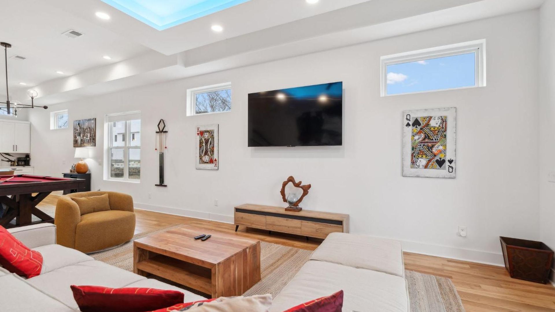 Sleek Multi-level Rooftop Views & Pool Table Holiday home